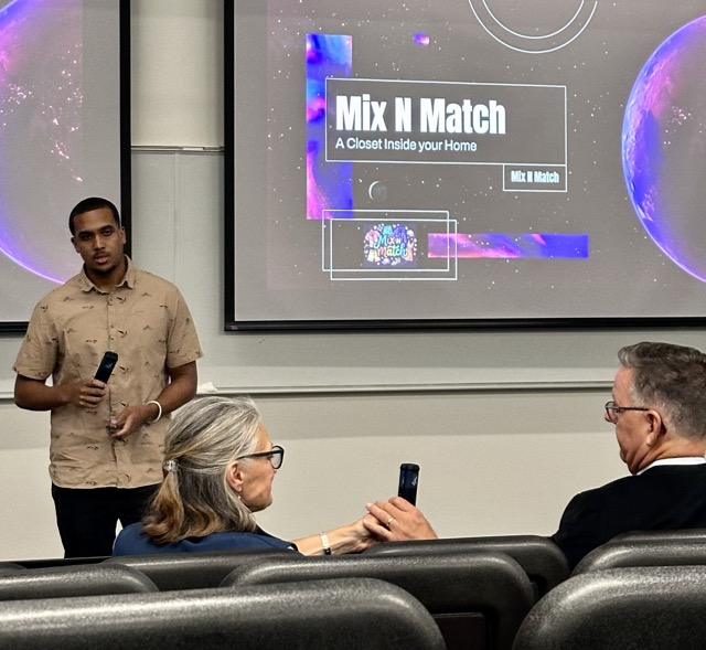 Gerald Garcia Urena presenting at Pitch Night